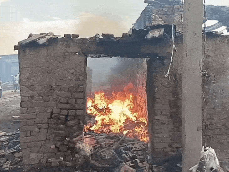 सिवनी में शॉर्ट सर्किट से लगी आग, 12 मकान राख:बल्लापुर में ग्रामीणों को नहीं मिला संभलने का मौका; गांव से खेतों तक पहुंची लपटें