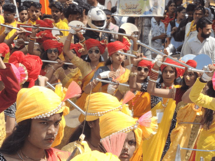 छतरपुर में 51 फीट अष्टधातु हनुमान प्रतिमा प्राण-प्रतिष्ठा महोत्सव शुरू:शोभायात्रा में महिलाएं कलश लेकर शामिल, 50 स्थानों पर पुष्पवर्षा से स्वागत