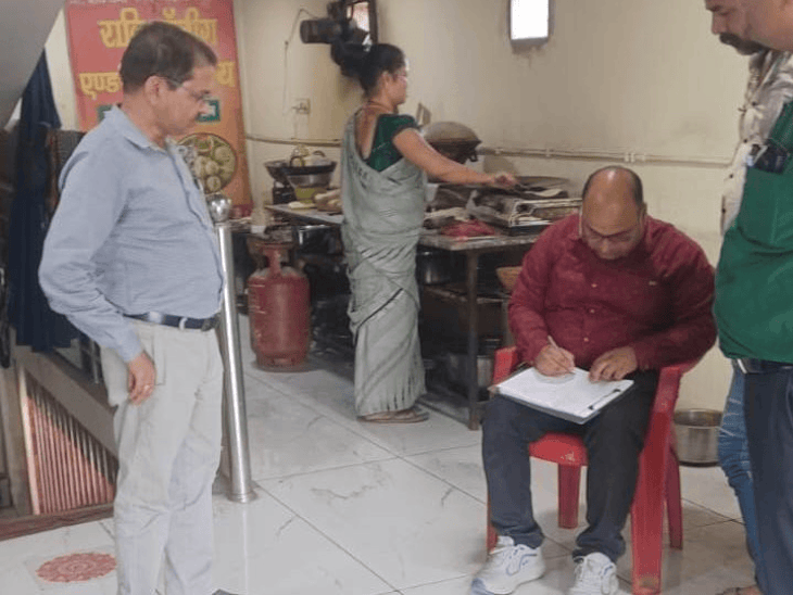 देवास में घरेलू गैस सिलेंडर के दुरुपयोग पर कार्रवाई:खाद्य विभाग ने चार प्रतिष्ठानों से 8 सिलेंडर जब्त किए