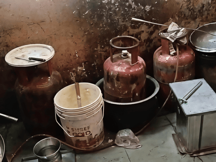 शिवपुरी के होटल में घरेलू गैस से बनते मिले समोसे-गुजिया:जांच के दौरान संचालक का हंगामा, टीम बिना कार्रवाई लौटी