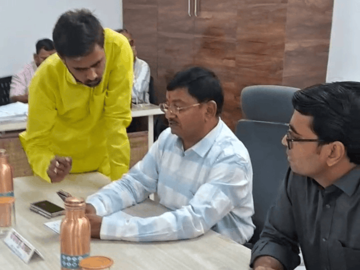 पार्षद ने एमआईसी बैठक में पानी की बोतल फेंकी:दूषित पानी आपूर्ति पर हंगामा, बजट प्रस्ताव कुछ सुधार के साथ पास