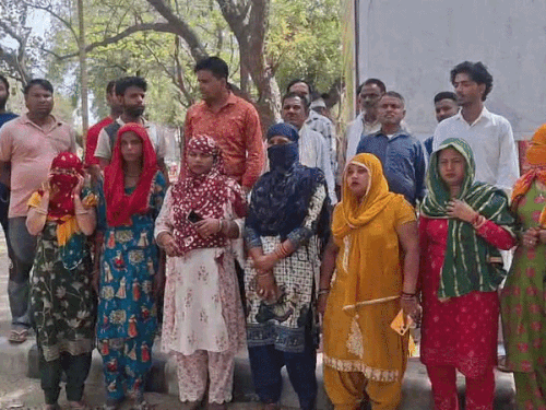 रेवाड़ी गौत्र विवाद, एसपी ऑफिस पहुंचा दूसरा पक्ष, आरोप:घर के सामने डीजे पर किए गंदे इशारे, रोकने पर किया हमला, हमने पुलिस बुलाई