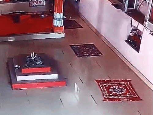 रेवाड़ी के दो मंदिरों में दिनदहाड़े चोरी, CCTV:अलमारी से चांदी का मुकुट, कैश चुराया, मंदिर में रखी मुर्तियों के मुकुट छोड़ गए