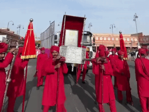 चांदी की पालकी में निकली भगवान महावीर की शोभायात्रा:पहली बार यात्रा में 24 तीर्थंकरों के स्वर्ण जड़ित 24 रथ किए गए शामिल