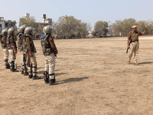 डूंगरपुर एसपी ने कई राउंड फायर किए:भीड़ में पथराव और हड़दंग से निपटने के जवानों को तरीके समझाए