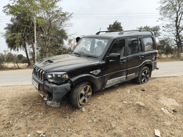 छतरपुर में तेज रफ्तार स्कॉर्पियो ने ठेले को मारी टक्कर:14 वर्षीय बच्ची उछलकर गिरी; कार सवार दो युवक मौके से फरार