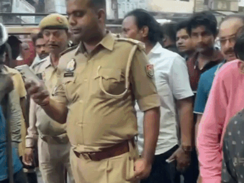 मकान को लेकर हुए बवाल में थानाध्यक्ष का सिर फटा:प्रयागराज में दो पक्षों के बीच जमकर चले ईंट पत्थर, दीवान भी जख्मी हुआ, चार नामजद