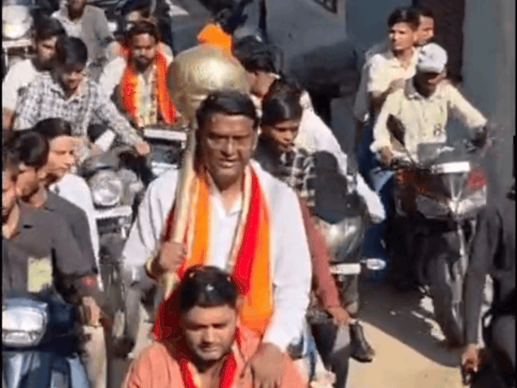 छतरपुर में भजन पर झांझ बजाते हुए थिरके मंत्री अहिरवार:रामनवमी से पहले निकली प्रभात फेरी में शामिल हुए