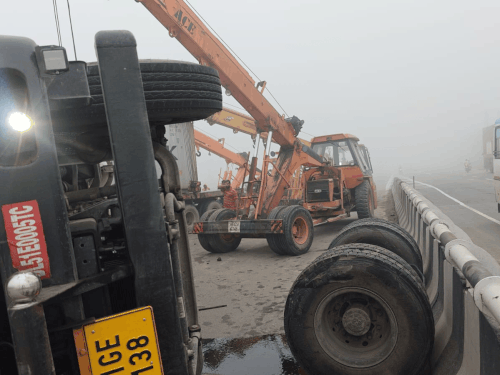 सोनीपत कोहरे के कारण ट्रक पलटने से दर्जनों वाहन टकराए:लंबा जाम, पुलिस ने डायवर्ट किया ट्रैफिक; 4 क्रेन से हटवाया ट्रक