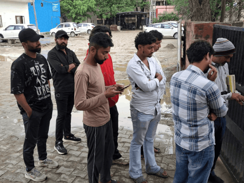 मुरथल के परांठे खाकर लौट रहे दोस्तों का एक्सीडेंट:NH-44 पर गाड़ी डिवाइडर से टकराने से दो की मौत; दिल्ली से सोनीपत आए थे 7 दोस्त