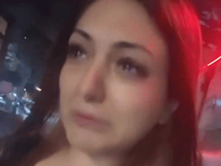 एक्ट्रेस खुशी मुखर्जी को दुबई में शख्स ने मारा थप्पड़:सड़क में रोते-बिलखते सुनाई आपबीती, बोलीं- मेरा पीछा किया जा रहा है, पुलिस मदद नहीं कर रही