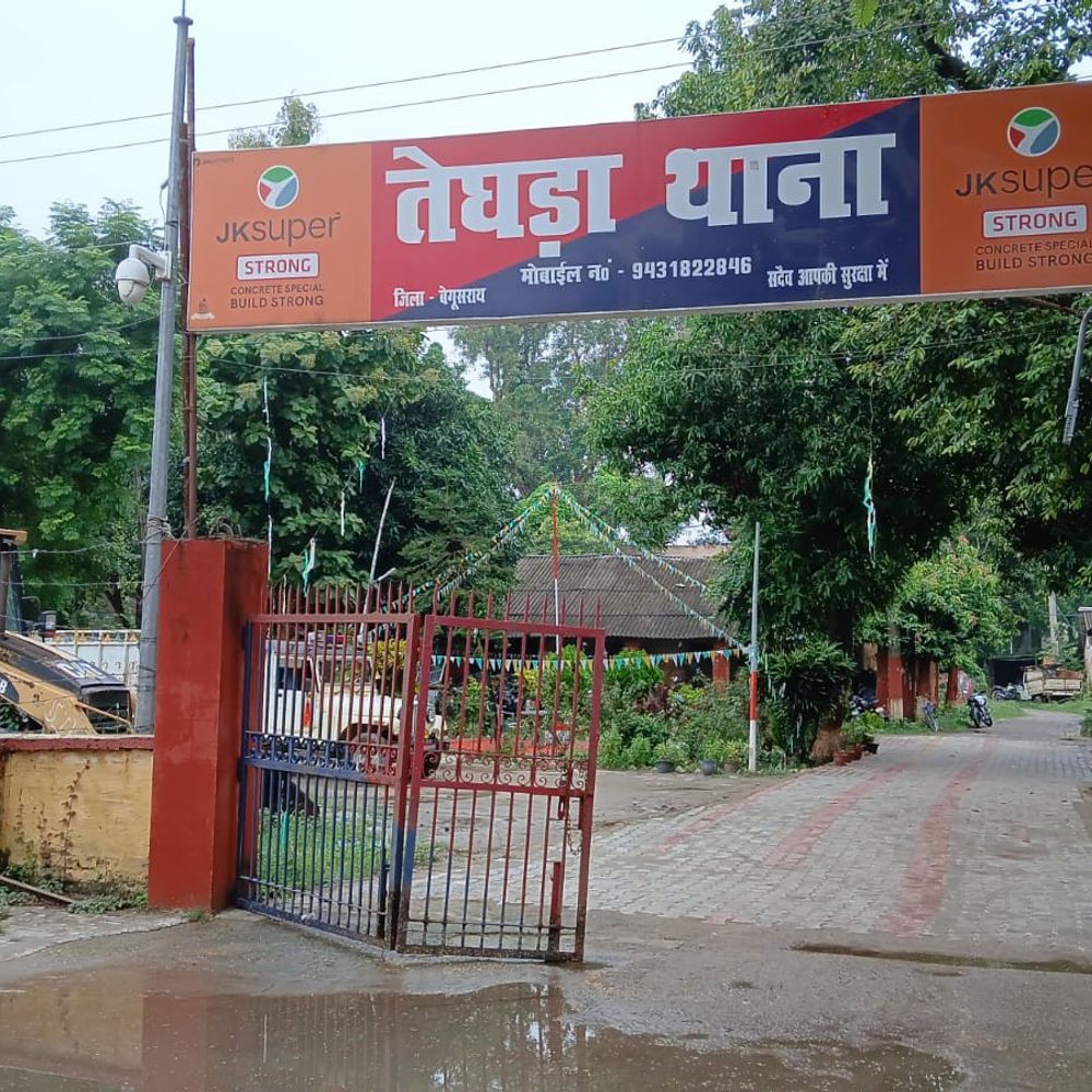 तेघड़ा में हथियारों के साथ युवक गिरफ्तार:3 देसी कट्टा, 19 जिंदा कारतूस, 9 खोखे बरामद; दूसरा फरार