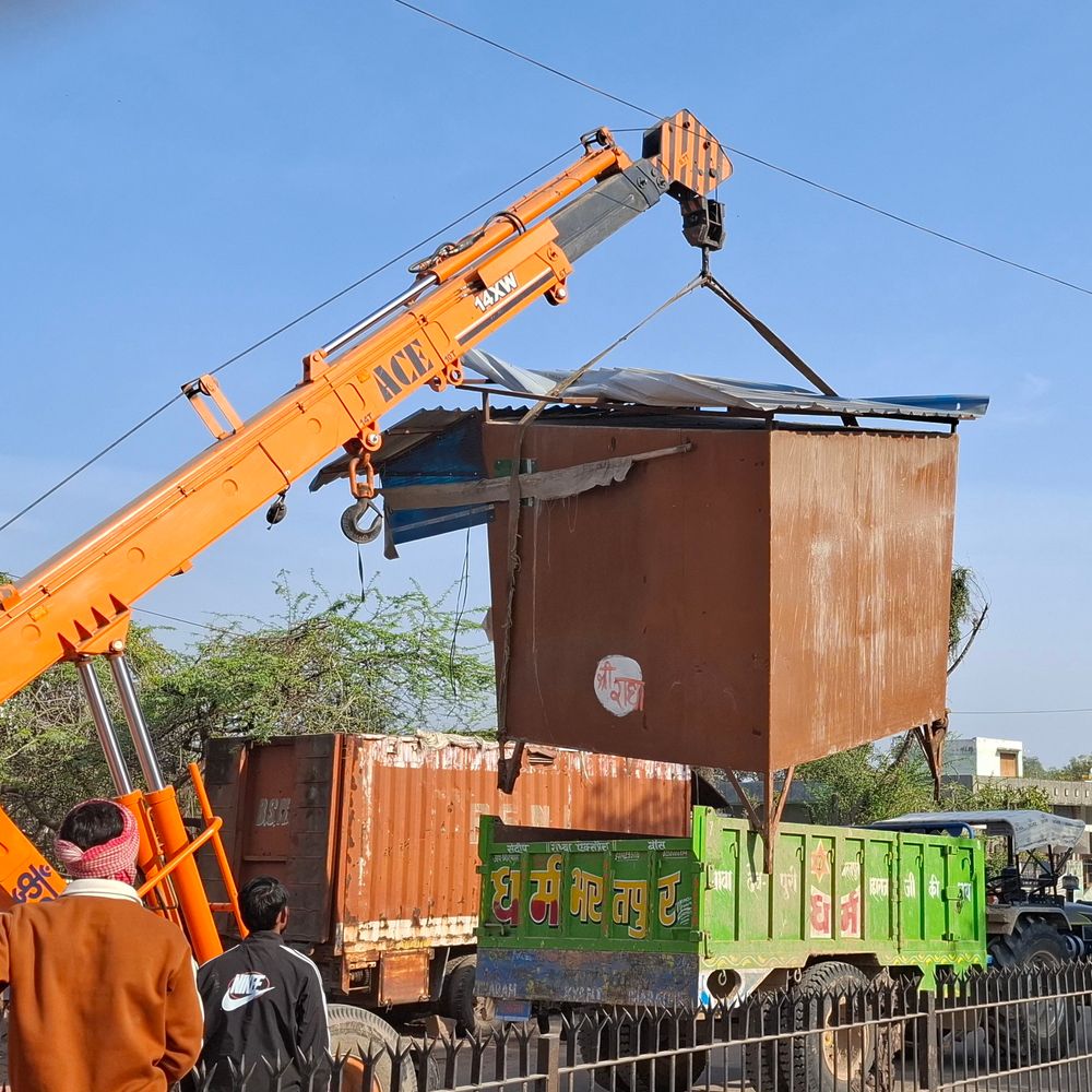 जगन चौराहे पर लोहे की दुकान पुरानी जगह पर रखी:विरोध की संभावना को देखते हुए परिषद ने पुलिस की मौजूदगी में कार्रवाई की