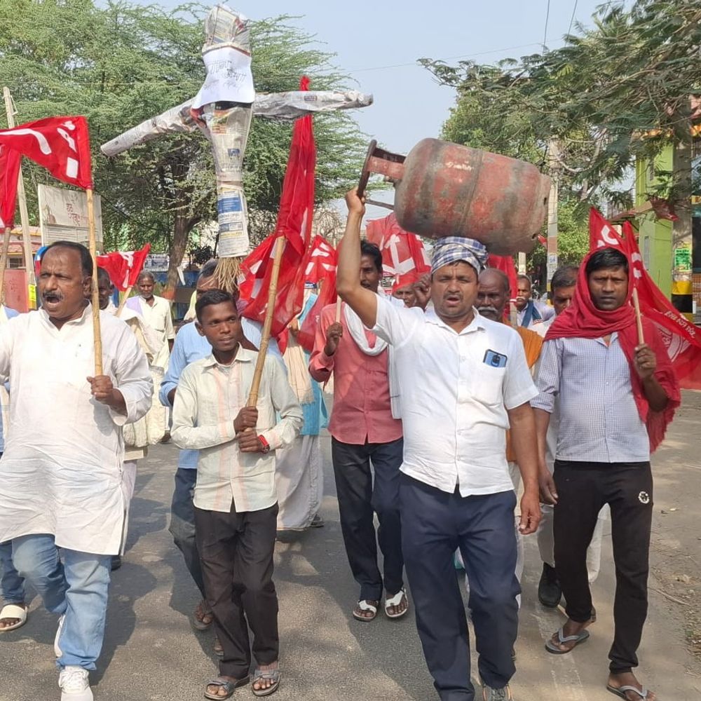 शेखपुरा में CPI का विरोध मार्च:महंगाई और गैस किल्लत पर प्रदर्शन, शहर में रैली के बाद PM मोदी का पुतला फूंका