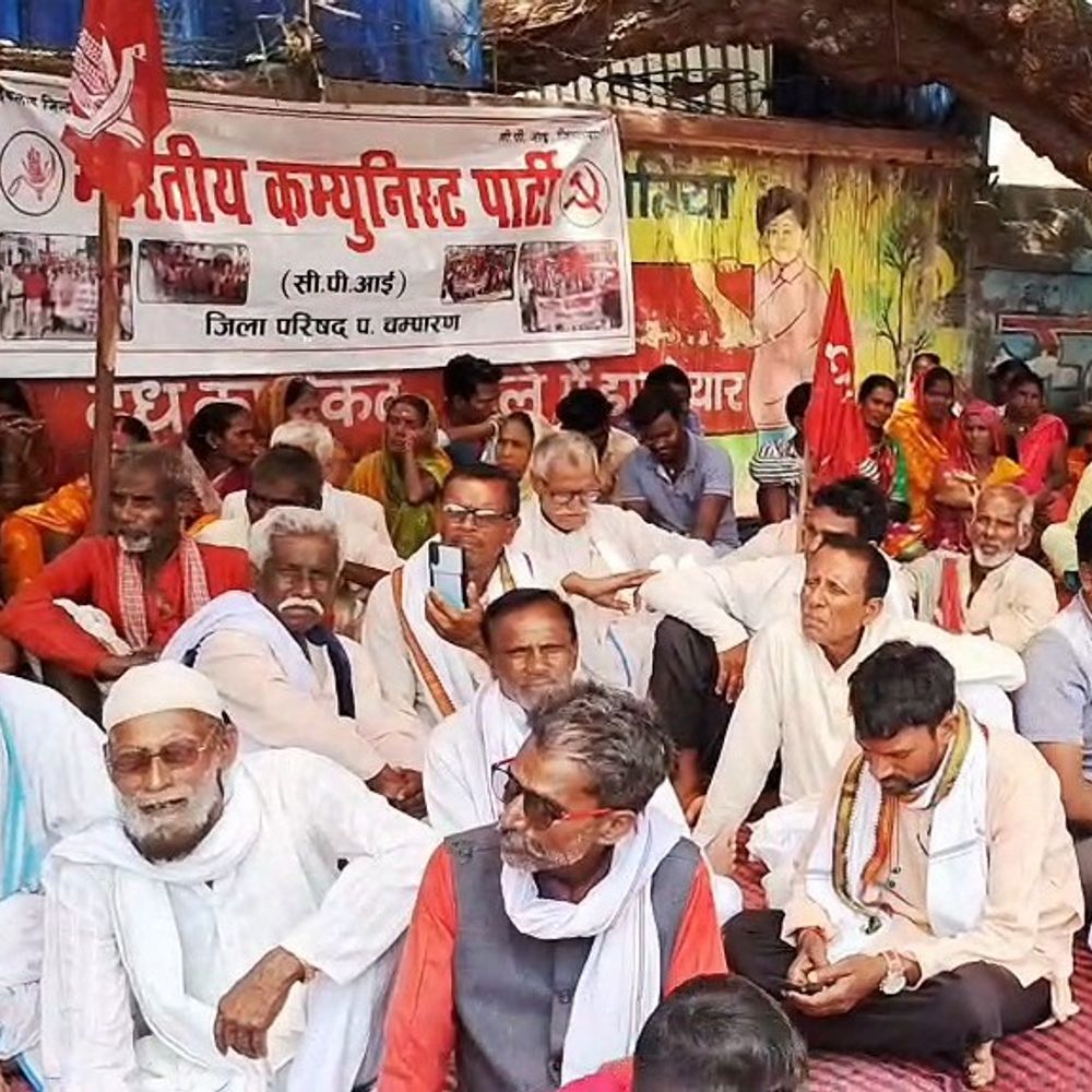 बेतिया में भाकपा का विशाल धरना:हजारों लोग सड़कों पर उतरे, 17 सूत्रीय मांगें रखीं, जमीन हक और गैस कालाबाजारी पर उठाई आवाज