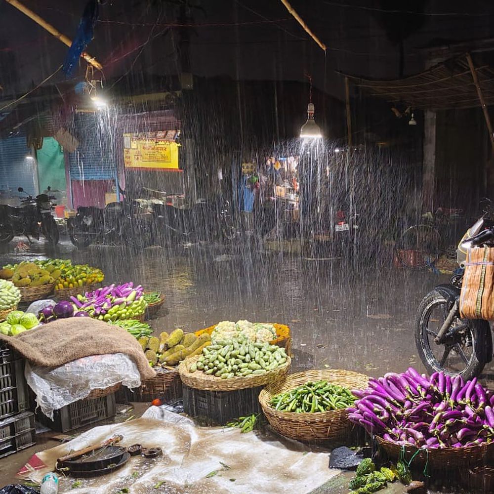 सहरसा में मौसम बदला, तेज बारिश से जलजमाव:शहर के कई इलाकों में एक फीट तक पानी, टेम्परेचर गिरा