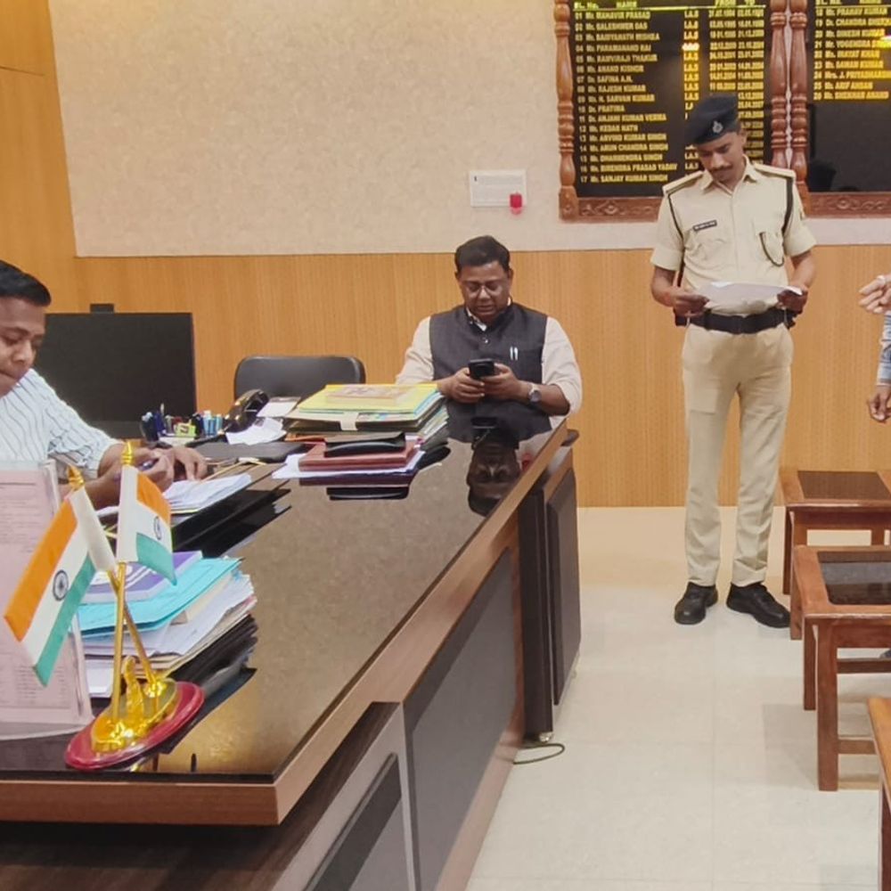 शेखपुरा में डीएम का जनता दरबार लगा:20 आवेदन पहुंचे, जमीन और बैंक से जुड़े मामले सामने आए, अधिकारियों को तुरंत कार्रवाई के निर्देश