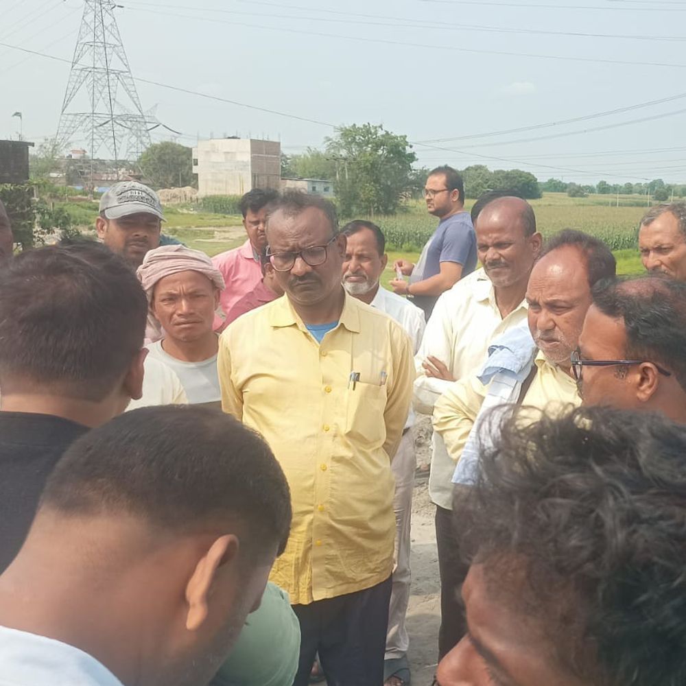 कब्जे की जमीन पर बने मकानों पर चला बुलडोजर-SDM:किशनगंज में भारतमाला परियोजना का अतिक्रमण हटा, बनेगी फोर लेन सड़क