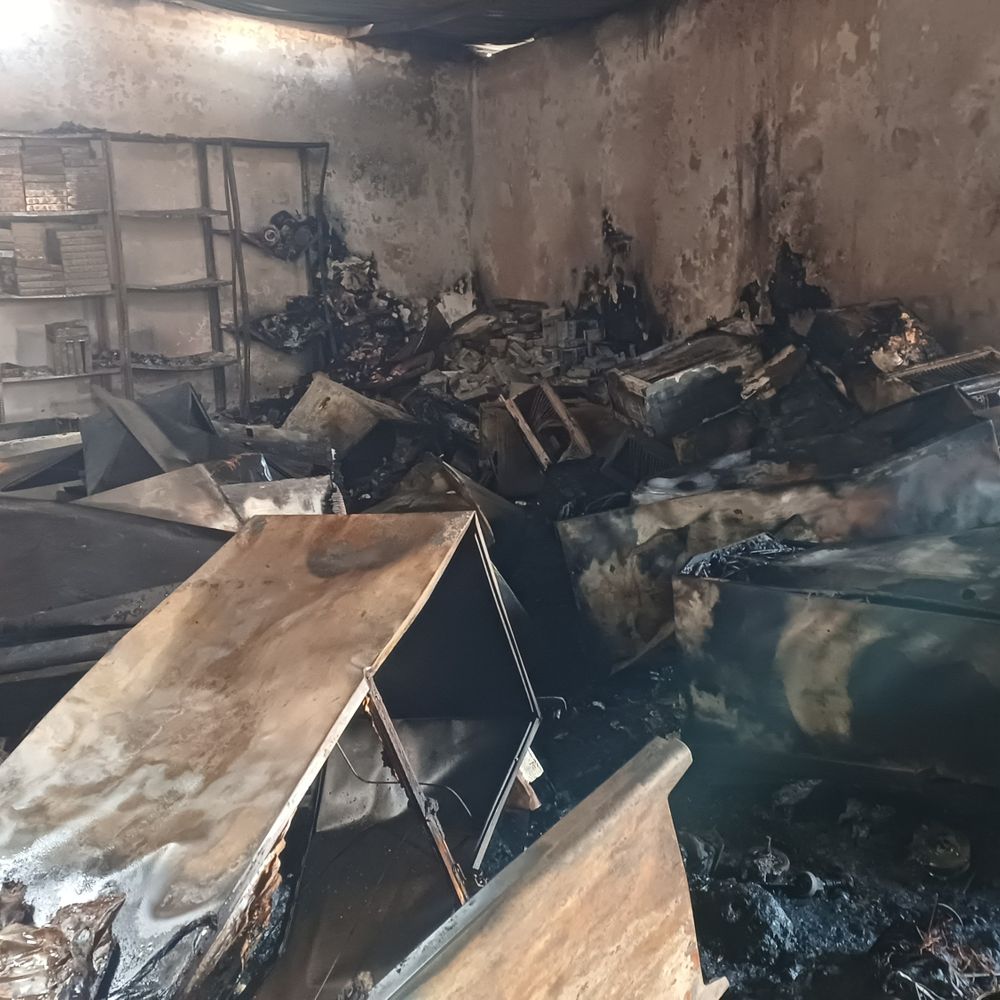 पलामू में इलेक्ट्रॉनिक गोदाम में भीषण आग:घंटे की मशक्कत के बाद काबू; लाखों का सामान राख, शॉर्ट सर्किट से उठीं लपटें