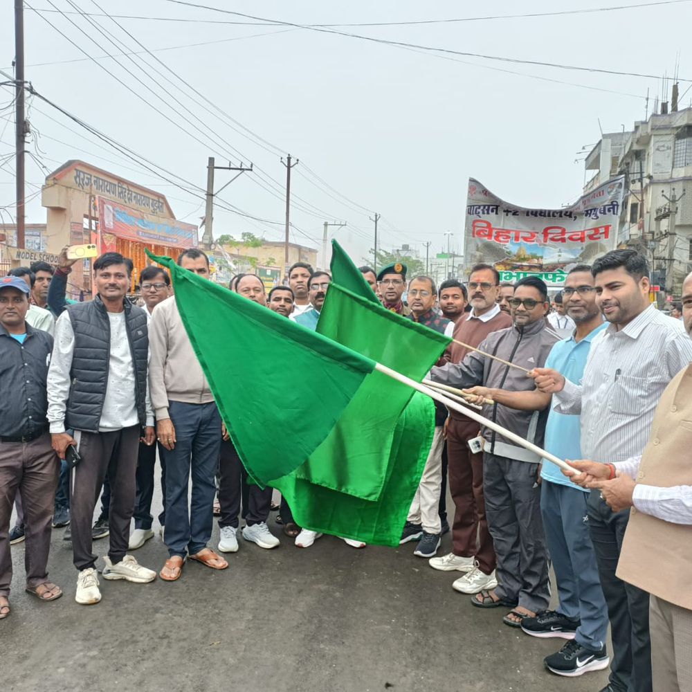 मधुबनी में बिहार दिवस पर निकली प्रभातफेरी:DM-SP ने महात्मा गांधी-अंबेडकर प्रतिमा पर किया माल्यार्पण, नई पीढ़ी को इतिहास से परिचित कराना उद्देश्य