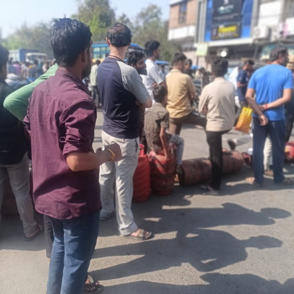 टीकमगढ़ में गैस सिलेंडर को लेकर प्रदर्शन:उपभोक्ताओं ने सड़क पर सिलेंडर रखकर जाम लगाया, पुलिस ने हस्तक्षेप किया