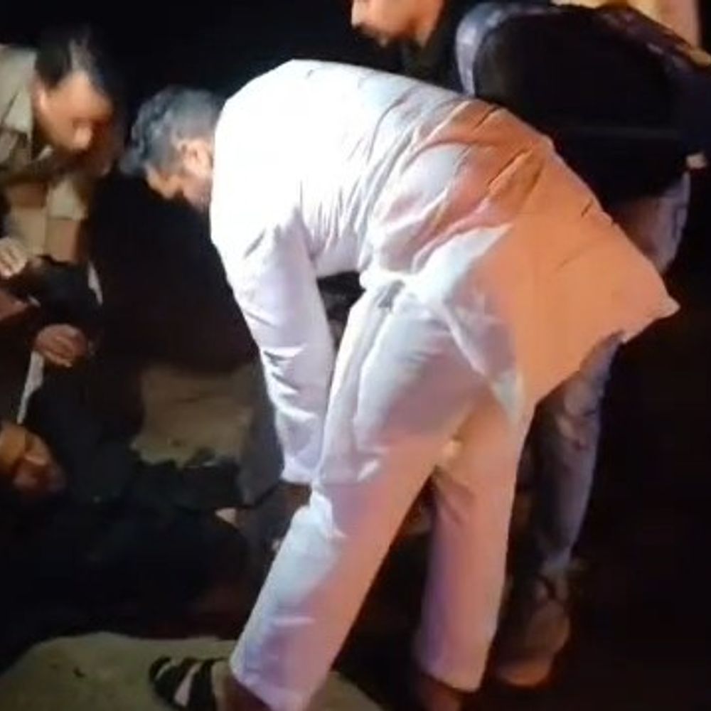 शाजापुर में नशे में बाइक सवार युवक घायल:आधे घंटे सड़क किनारे पड़ा रहा; युवा कांग्रेस अध्यक्ष ने डायल 112 को लगाई फटकार