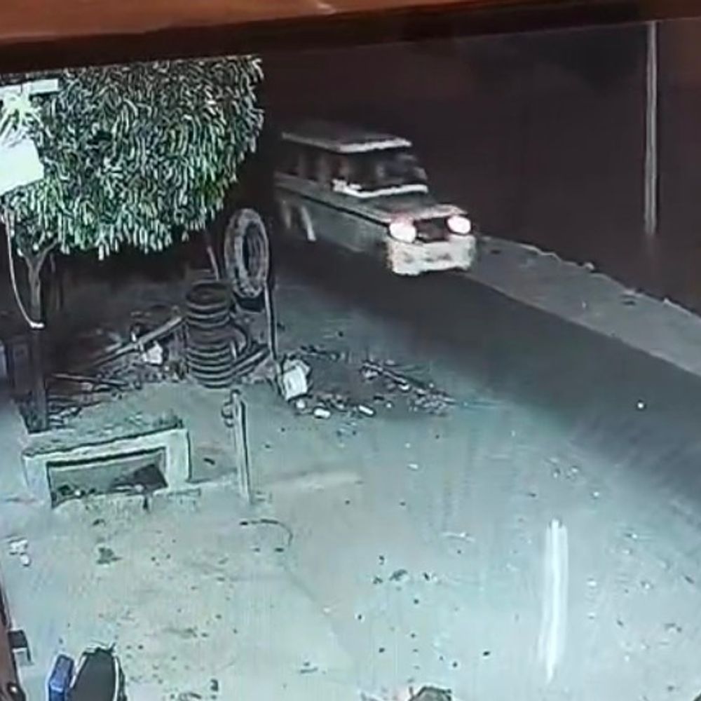 बोलेरो ने सड़क किनारे बैठे दो दोस्तों को टक्कर मारी:सीधी में एक की मौके पर, दूसरे की अस्पताल में मौत, ड्राइवर पकड़ाया