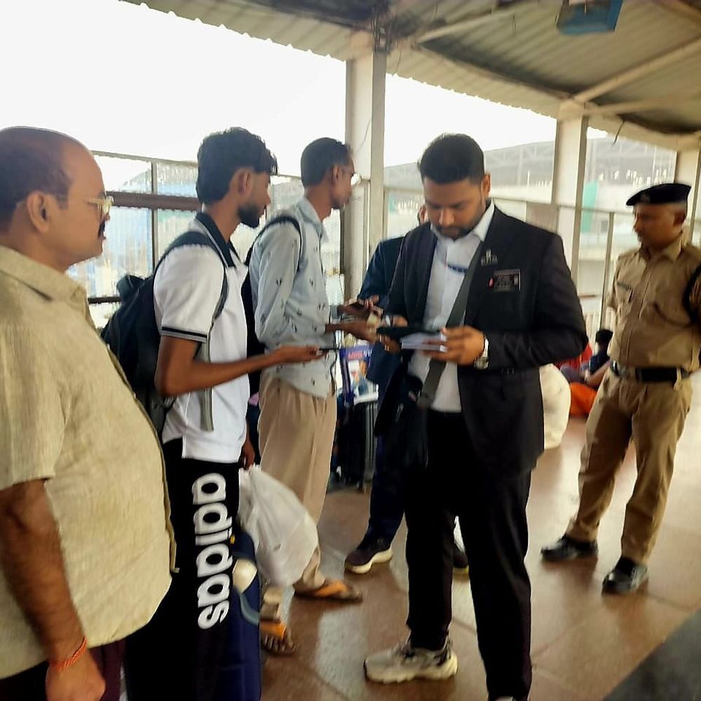 डीडीयू मंडल ने 1729 यात्रियों को बिना टिकट पकड़ा:स्टेशनों पर 9.74 लाख रुपए का जुर्माना वसूला; यात्रियों में जागरूकता बढ़ाना था मकसद