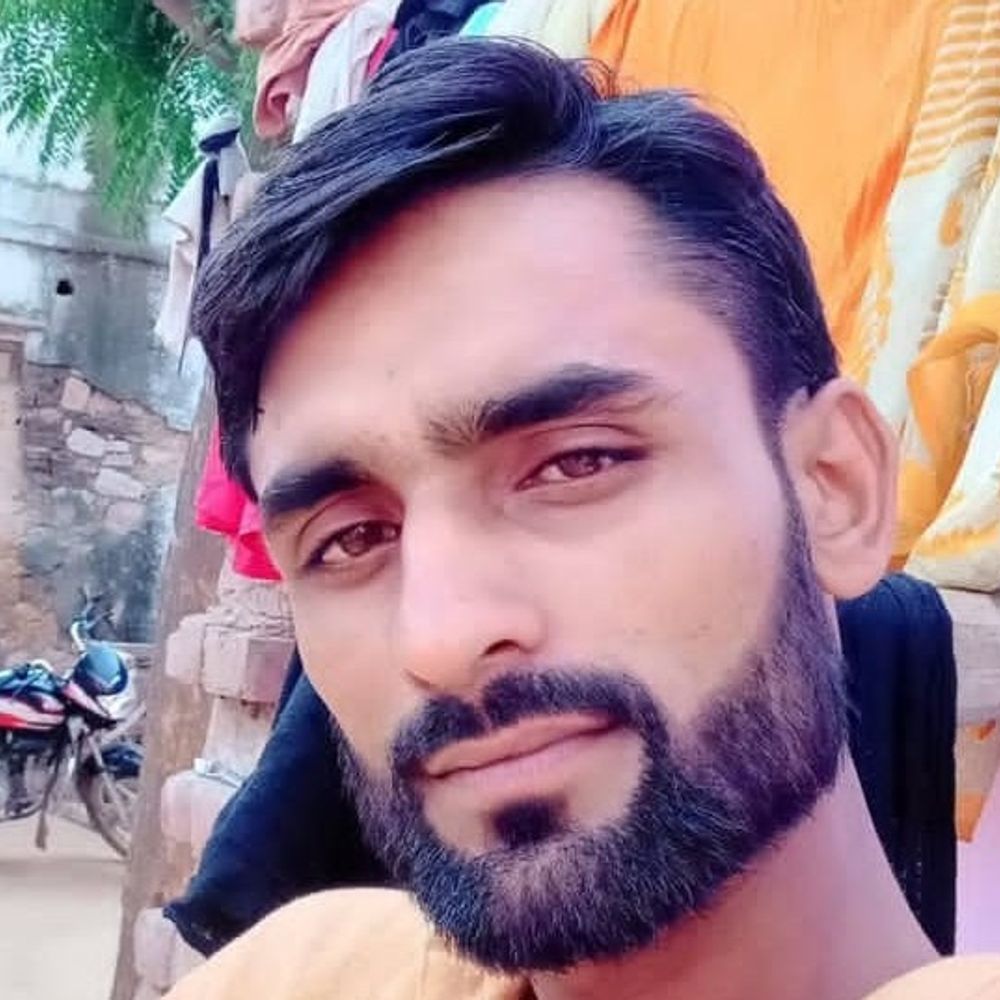 डीग में ट्रैक्टर पलटने से युवक की मौत:पिकअप बचाने के चक्कर में हादसा, एक घायल