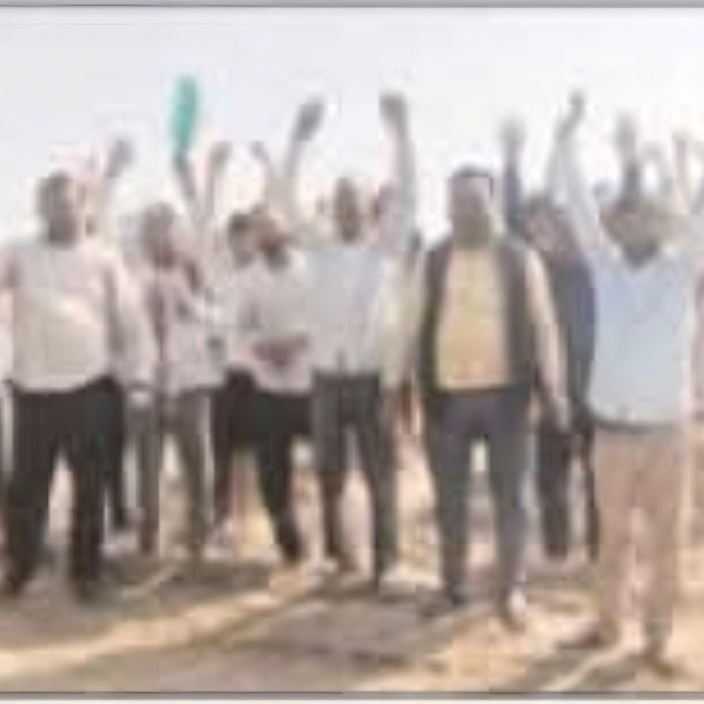 मुआवजे को लेकर किसानों का प्रदर्शन:हरदोई में हाईवे निर्माण में बिना भुगतान जमीन लेने का आरोप, हंगामा