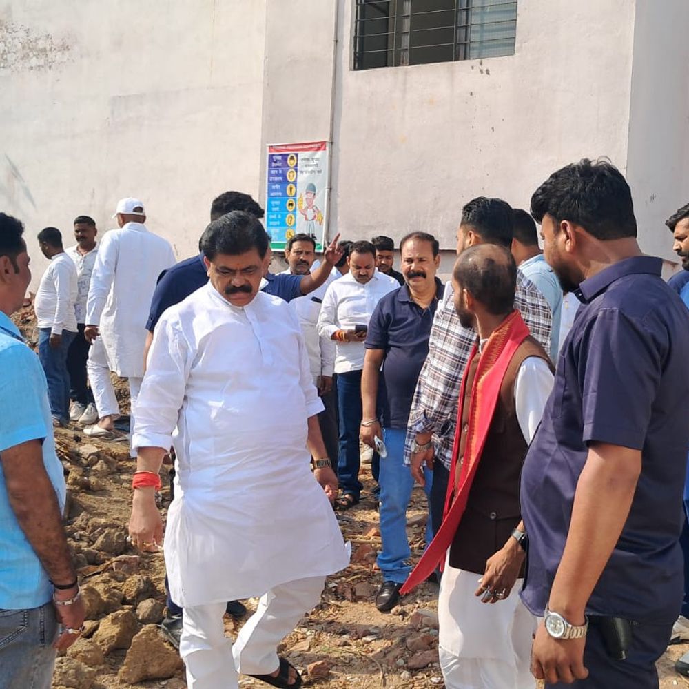 गया निगम परिसर में जेनरेटर को लेकर हंगामा:मेयर-डिप्टी मेयर-पार्षदों ने निर्माण कार्य को रुकवाया, कहा- ये नियम के खिलाफ है