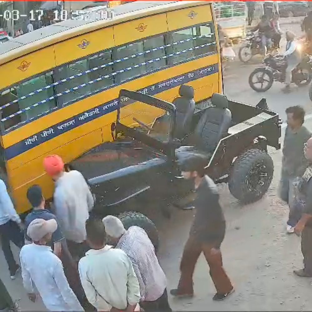 डबवाली में मॉडिफाइड जीप की टेस्ट ड्राइव पड़ी भारी:डिवाइडर और स्कूल वैन से टकराकर पलटी गाड़ी; युवक को लगी गंभीर चोटें