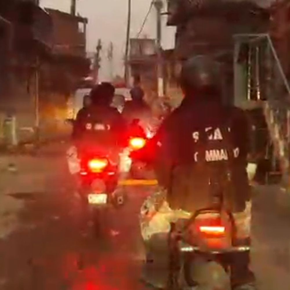 होली पर शांति के लिए रूपौ पुलिस सक्रिय:नवादा में थाना प्रभारी अविनाश कुमार ने निकाला फ्लैग मार्च, अफवाह फैलाने वालों पर होगी कार्रवाई