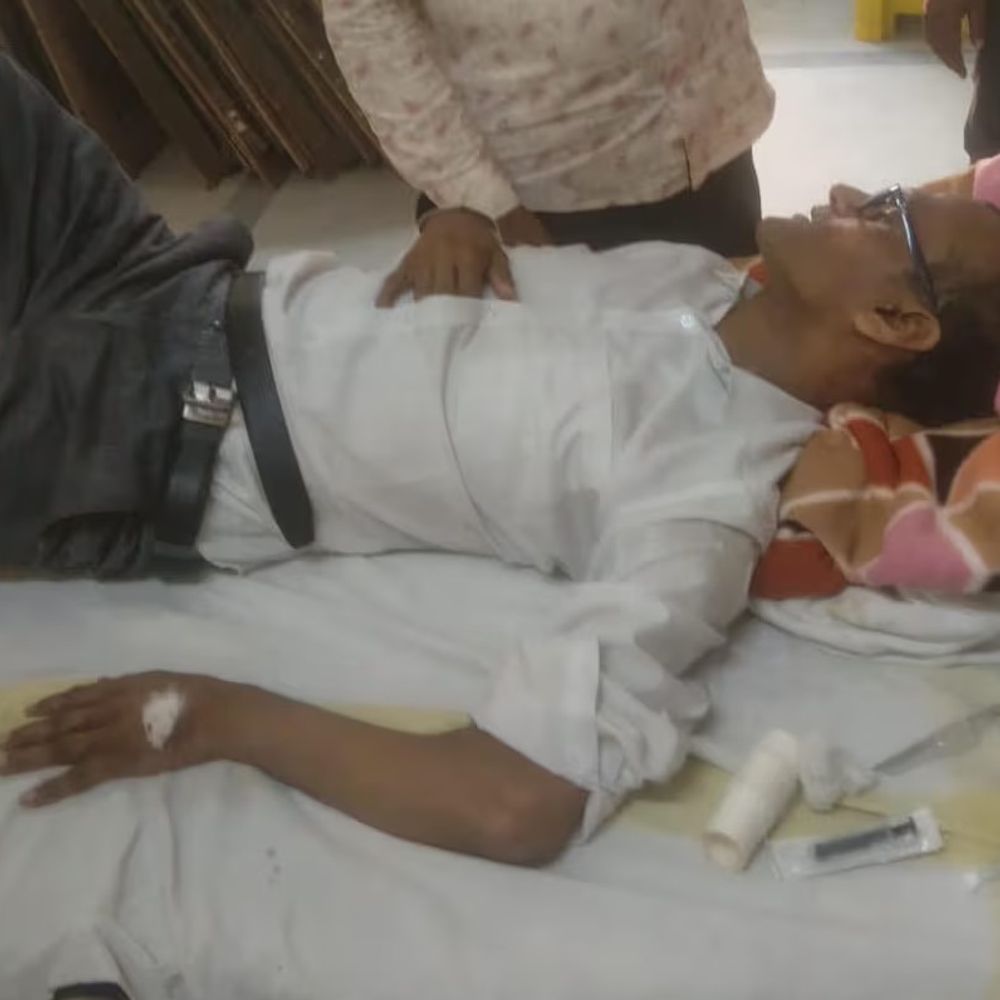 DCLR शिव शंकर पासवान का कॉलर बोन टूटा:किशनगंज में CM के दौरे की तैयारियों का ले रहे थे जायजा, स्टील की सीढ़ी शरीर पर गिरी