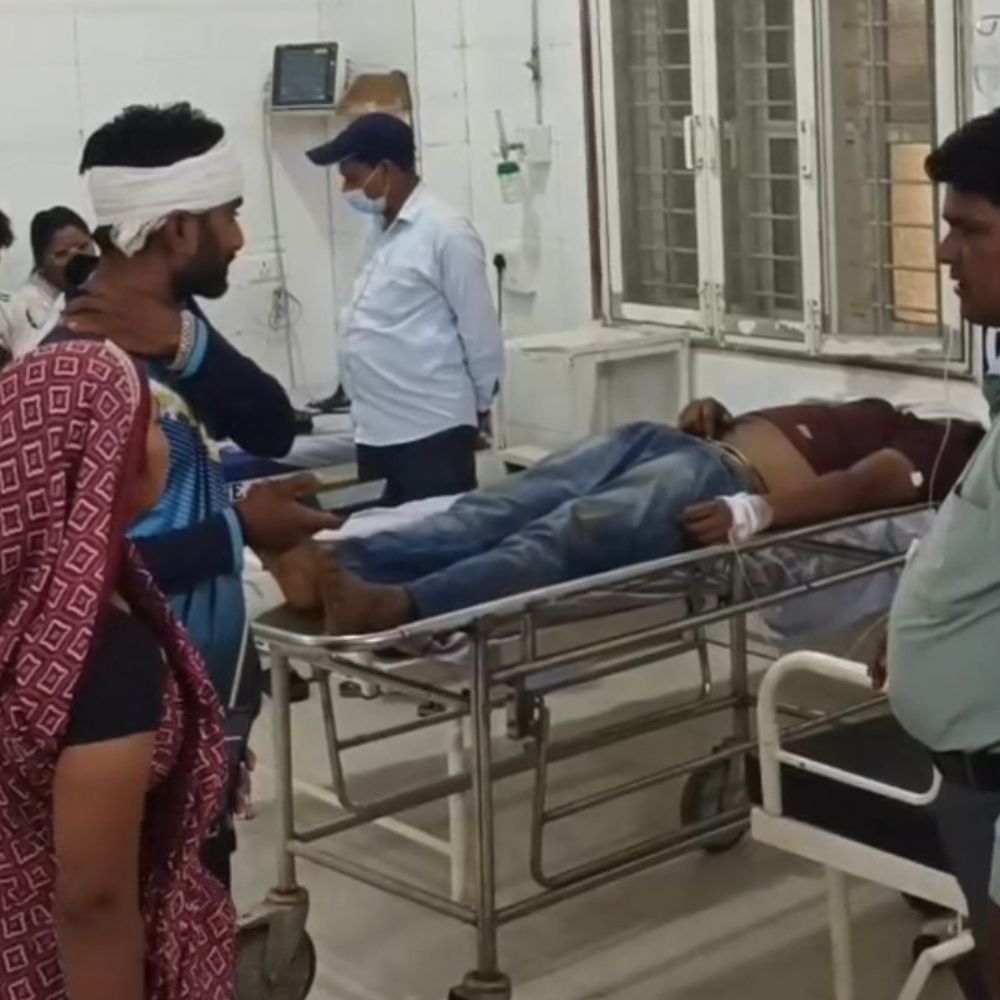 अज्ञात वाहन ने बाइक को मारी टक्कर, युवक घायल:गंभीर हालत में झाबुआ जिला अस्पताल रेफर, चालक फरार