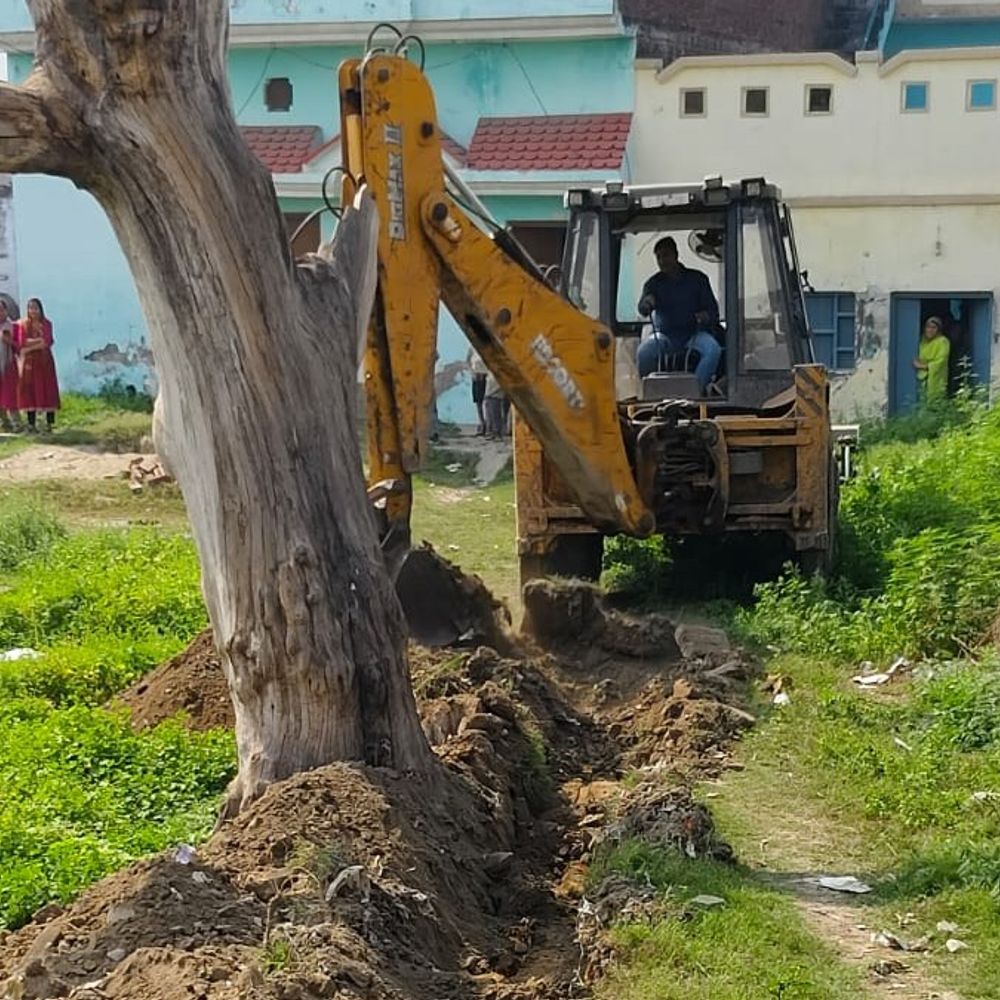 संभल में सरकारी जमीन पर बुलडोजर कार्रवाई का विरोध:लोगों ने दिखाए बैनामा के कागज, मामला हाईकोर्ट में विचाराधीन