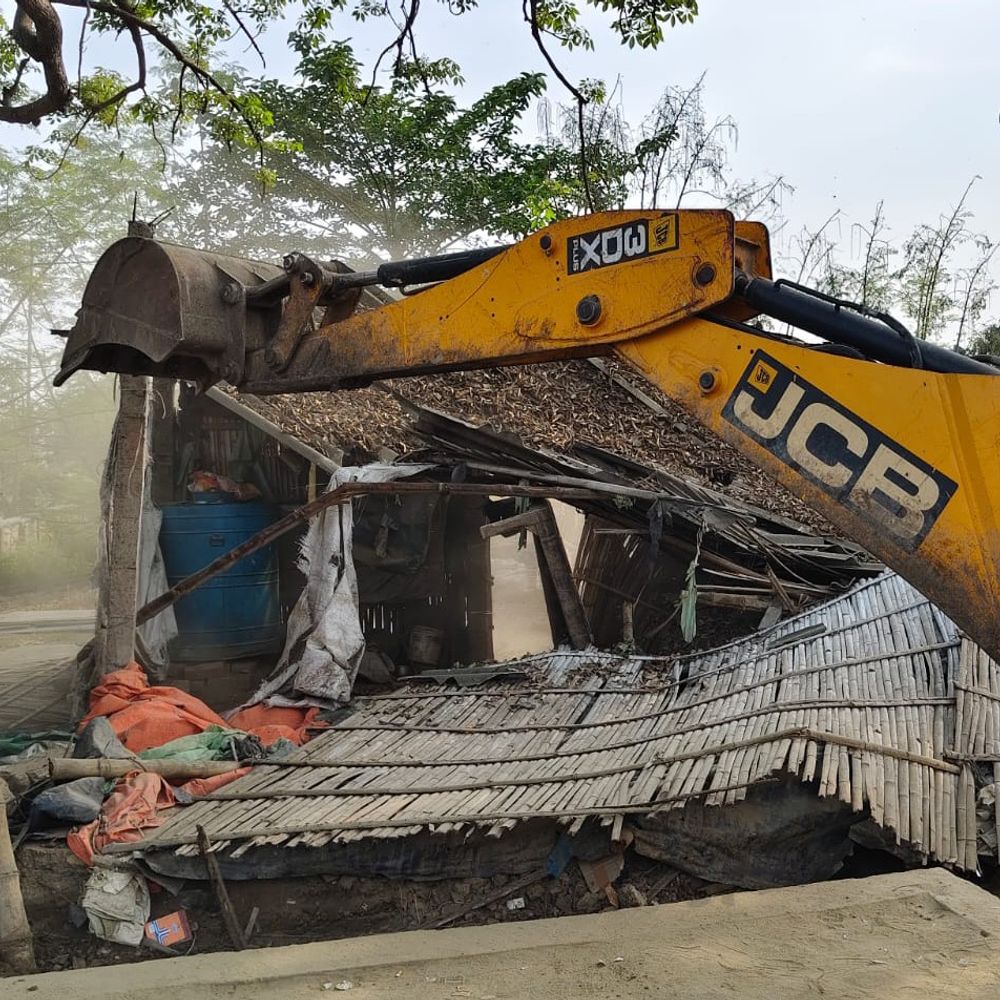 सहरसा में अतिक्रमण पर बुलडोजर चला:सुपर मार्केट से थाना चौक तक अवैध दुकान-मकान हटाए, नोटिस के बाद भी नहीं हटाया था कब्जा