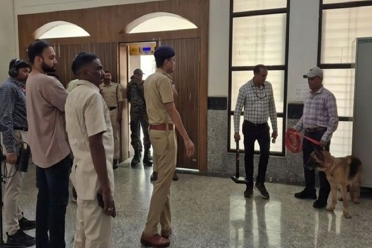 अभी-अभी: MP के एक और जिला कोर्ट को बम से उड़ाने की धमकी, मौके पर पहुंचा बॉम्ब स्क्वाड