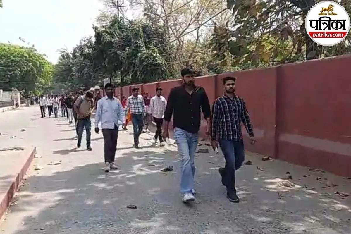 कड़े सुरक्षा घेरे में 19 केंद्रों पर हुई दरोगा भर्ती परीक्षा, 8160 में से 6047 अभ्यर्थी पहुंचे, जूते-मोजे उतरवाकर हुई तलाशी