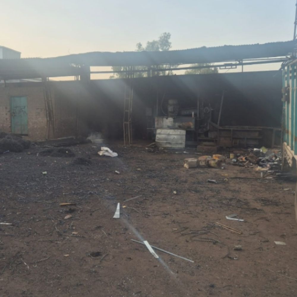 जयपुर की स्क्रैप फैक्ट्री में ब्लास्ट:धमाके के साथ फटा कंप्रेसर, झुलसे 4 मजदूरों को बाहर निकाला