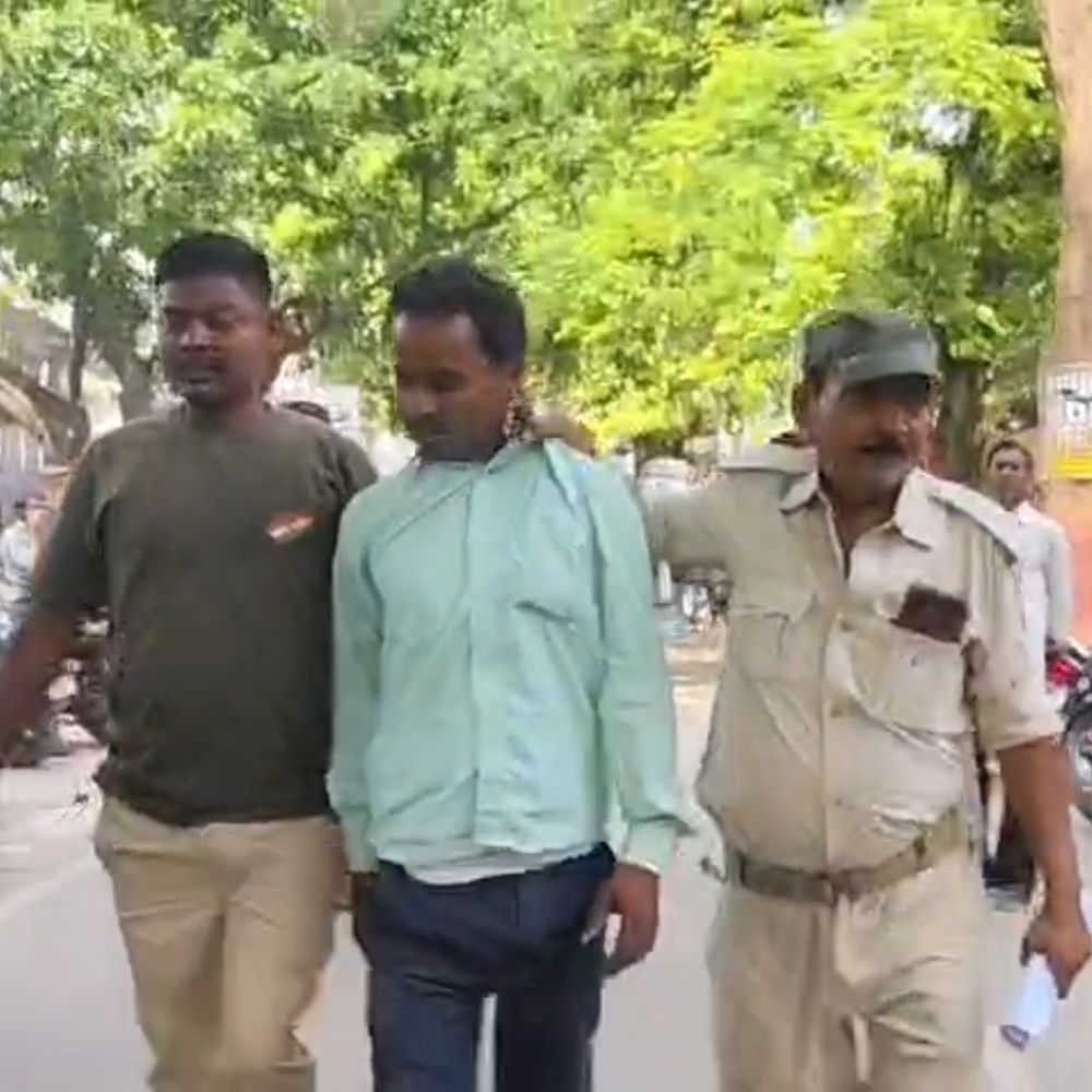 सीवान कोर्ट में पेशी के दौरान आरोपी भागा:पुलिस को धक्का देकर फरार हुआ, 500 मीटर बाद नाले में गिरकर पकड़ा गया