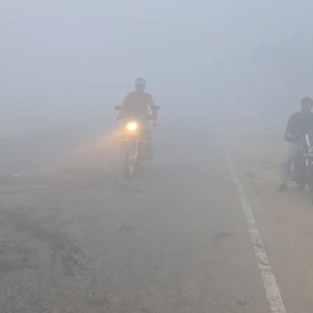 बुलंदशहर में अचानक घना कोहरा छाया:गर्मी के बीच रविवार सुबह, वाहन चालकों को लाइट जलानी पड़ी