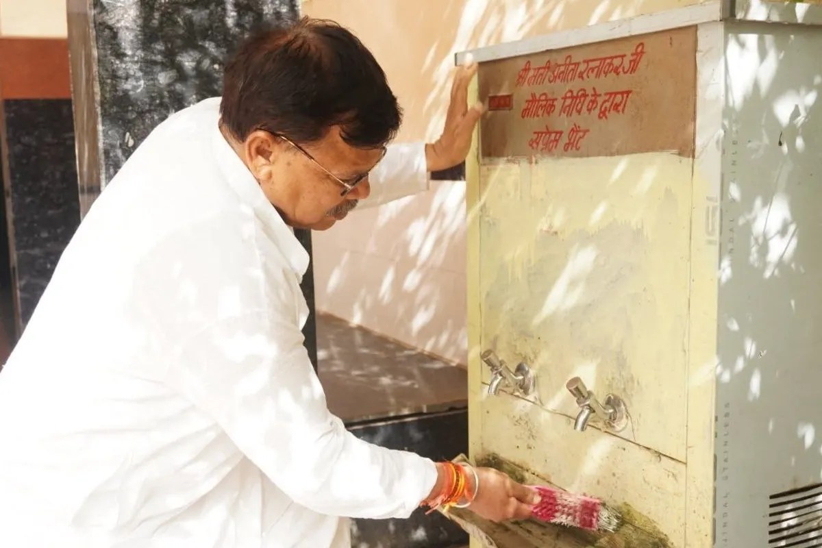 अस्पताल में गंदगी देख भड़के ऊर्जा मंत्री, खुद झाड़ू उठाकर की सफाई, Video वायरल