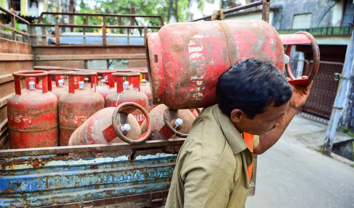 West Asia War का असर: भारत में Gas Supply पर सरकार का बड़ा फैसला, नई Priority List लागू।