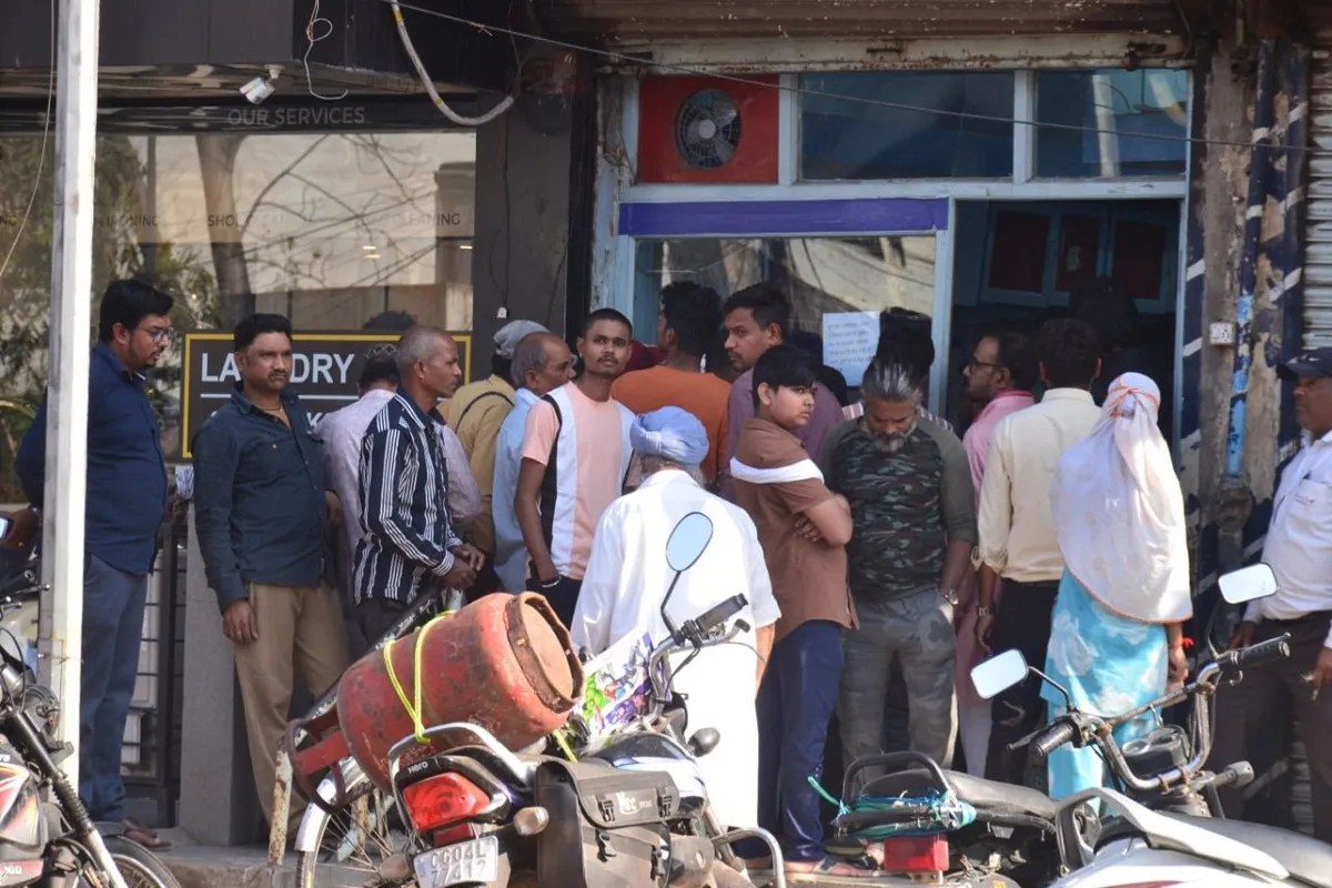 Public News: आधी गैस एजेंसियों का स्टॉक खत्म, परादीप से नहीं निकली गाड़ियां