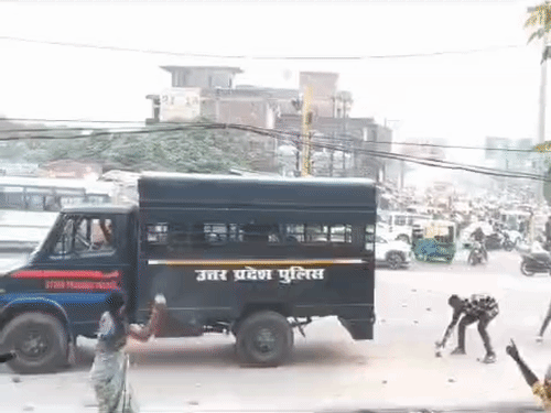 पुलिस पर पथराव कराने के आरोपी पर 10 हजार इनाम:गोरखपुर में मौत के बाद भीड़ ने किया था हंगामा, भागे थे पुलिसकर्मी