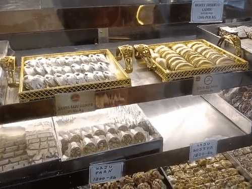 कानपुर में 31,000 रुपए किलो बिक रही गुजिया:मिठाई बाजार में छाई सोने व चांदी के बर्क की गुजिया, ड्राईफ्रूट की भी डिमांड