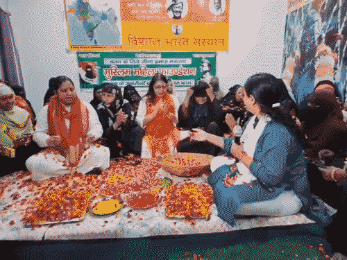 वाराणसी में मुस्लिम-महिलाओं ने खेली सद्भावना के गुलाल से होली:मुस्लिम महिला फाउंडेशन के गुलालोत्सव में जमकर उड़ा गुलाल, विश्व शांति का दिया संदेश