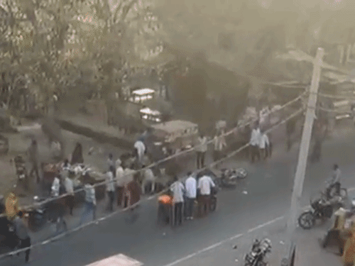 बदायूं में दो बाइकों की भिड़ंत, पिता-पुत्र की मौत:दो युवक घायल, होली की परंपरा निभाकर लौट रहे थे घर