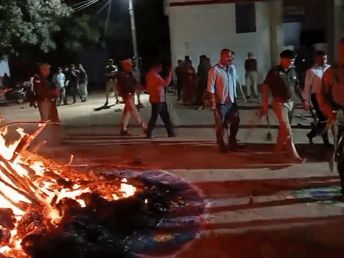 श्रद्धा और उल्लास के बीच हुआ होलिका दहन:अलीगढ़ में सुरक्षा के रहे पुख्ता इंतजाम, रंगों के बीच खुले में जाम छलकाने का वीडियो वायरल